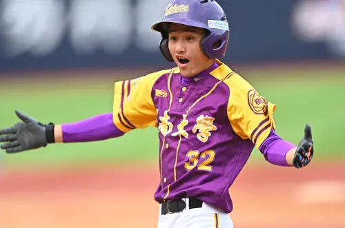 開南大學開路先鋒簡煜恩把握住機會,一棒將比分逆轉超前。(圖/大專體總提供) ▲開南大學開路先鋒簡煜恩把握住機會,一棒將比分逆轉超前。(圖/大專體總提供)