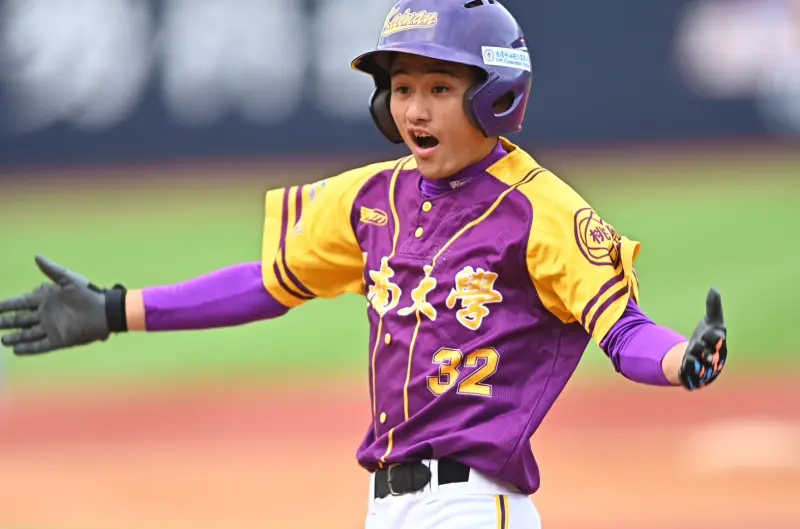 ▲開南大學開路先鋒簡煜恩在第7局把握住機會，一棒將比分逆轉超前，第9局又登板投球，替開南守下勝利（圖／大專體總提供）