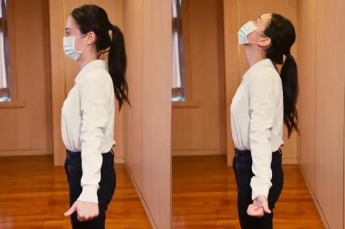 ▲抬頭擴胸伸展,將雙臂垂放身體兩側,雙手握拳並豎起大拇指朝前,接著將手臂往外旋轉,同時抬頭看向天花板。(圖/醫師提供) ▲抬頭擴胸伸展,將雙臂垂放身體兩側,雙手握拳並豎起大拇指朝前,接著將手臂往外旋轉,同時抬頭看向天花板。(圖/醫師提供)