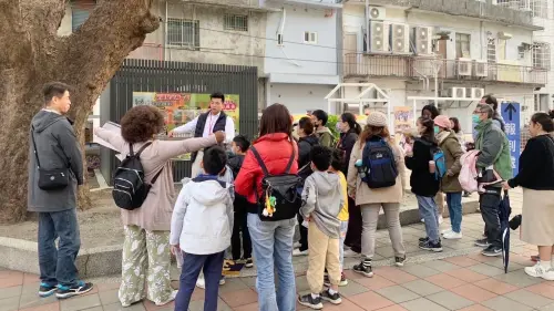 跟著外師出趣玩！師生走出戶外用英語探索鳳山
