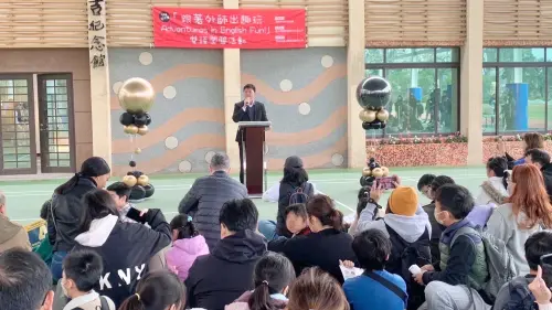 ▲高市府教育局長吳立森也參與「跟著外師出趣玩」活動。(圖/記者陳美嘉翻攝) ▲高市府教育局長吳立森也參與「跟著外師出趣玩」活動。(圖/記者陳美嘉翻攝)