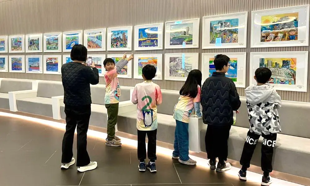 ▲台灣港務公司高雄港務分公司舉行彩繪高雄港寫生比賽頒獎，會場展出作品，以提升藝術風氣。(圖／高雄港務分公司提供)