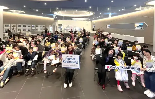 ▲高雄港務分公司舉行彩繪高雄港寫生比賽頒獎,由高雄港務分公司主任秘書林麗美(前排右4)與高雄市政府教育局副局長黃盟惠(前排右5)共同主持。(圖/高雄港務分公司提供) ▲高雄港務分公司舉行彩繪高雄港寫生比賽頒獎,由高雄港務分公司主任秘書林麗美(前排右4)與高雄市政府教育局副局長黃盟惠(前排右5)共同主持。(圖/高雄港務分公司提供)