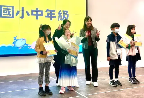 ▲高雄市政府教育局副局長黃盟惠(右3)頒發獎狀給國小中年級組得獎學生,以資鼓勵。(圖/高雄港務分公司提供) ▲高雄市政府教育局副局長黃盟惠(右3)頒發獎狀給國小中年級組得獎學生,以資鼓勵。(圖/高雄港務分公司提供)