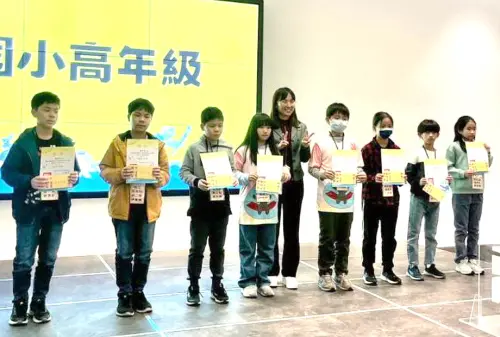 ▲高雄市政府教育局副局長黃盟惠(中)頒發獎狀給國小高年級組得獎學生,以資鼓勵。(圖/高雄港務分公司提供) ▲高雄市政府教育局副局長黃盟惠(中)頒發獎狀給國小高年級組得獎學生,以資鼓勵。(圖/高雄港務分公司提供)