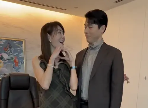 賈永婕見到玄彬忍不住嬌羞,還直些對他告白「我愛你」,玄彬似乎是被她的熱情嚇一跳,難得露齒大笑。(圖/翻攝自賈永婕Threads、臉書) ▲賈永婕見到玄彬忍不住嬌羞,還直些對他告白「我愛你」,玄彬似乎是被她的熱情嚇一跳,難得露齒大笑。(圖/翻攝自賈永婕Threads、臉書)