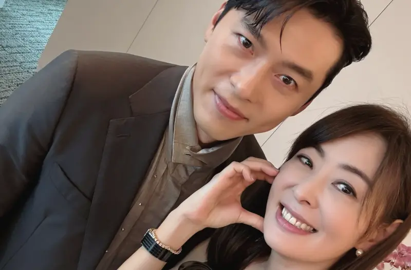 ▲賈永婕（右）見到玄彬（左）忍不住嬌羞，還直接對他告白「我愛你」，玄彬似乎是被她的熱情嚇一跳，難得露齒大笑。（圖／翻攝自賈永婕Threads、臉書）