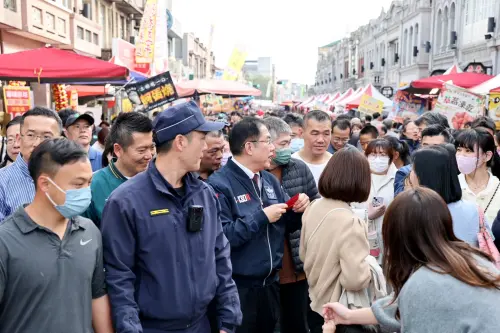 ▲黃偉哲也發送市府製作的1元福袋給現場民眾,同時拜早年,歡迎大家來新化採購年貨迎新年。圖/南市府提供) ▲黃偉哲也發送市府製作的1元福袋給現場民眾,同時拜早年,歡迎大家來新化採購年貨迎新年。圖/南市府提供)