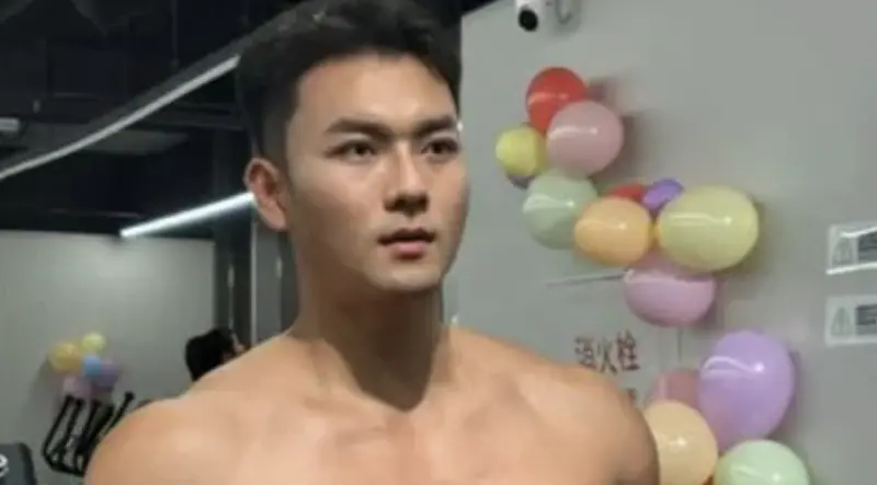 ▲25歲大陸男模特楊澤琪，去年底被騙去泰國拍戲，豈料竟成為緬甸詐騙園區的豬仔，如今成功脫困，卻被發現手指甲遭拔，疑似遭到虐待，而本尊也曝光園區真實內幕。（圖／楊澤琪 微博）