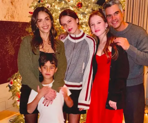 ▲潔西卡艾芭（左一）和凱許華倫（右一）共生了3個孩子，就算離婚，也會繼續一起照顧他們。（圖／摘自IG)