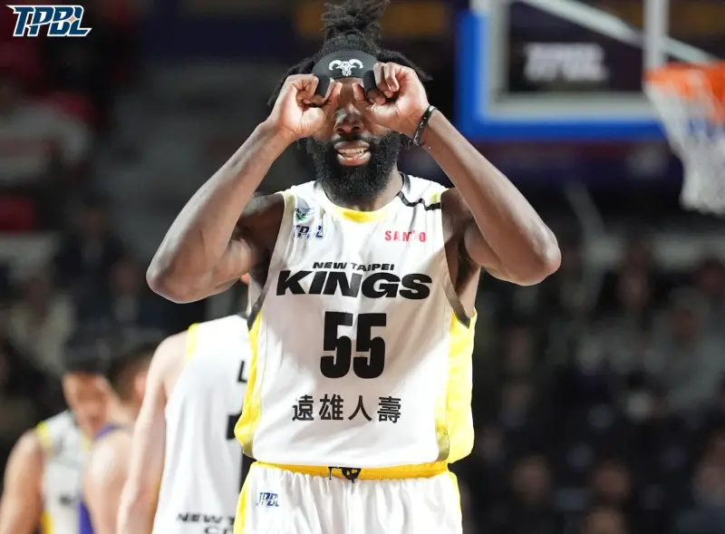 ▲新北國王以100：89擊退來訪的高雄全家海神，在七戰四勝制系列賽中搶下關鍵首勝，國王洋將曼尼高這一場拿到22分21籃板的「雙20」數據，成為贏球功臣。（圖／TPBL提供）