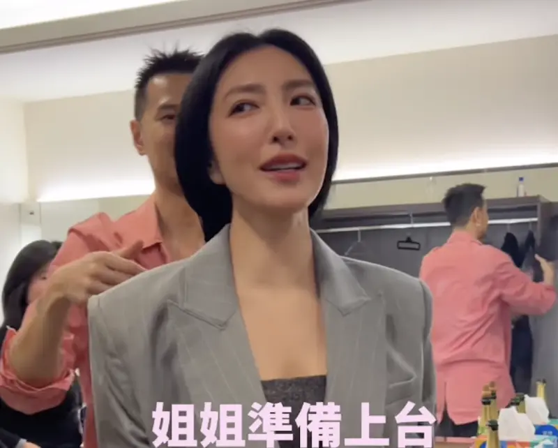 ▲楊謹華（如圖）擔任A-Lin演唱會嘉賓，緊張到失眠，後台練習影片曝光，老公Ben在一旁眼神超寵溺。（圖／翻攝自楊謹華IG）