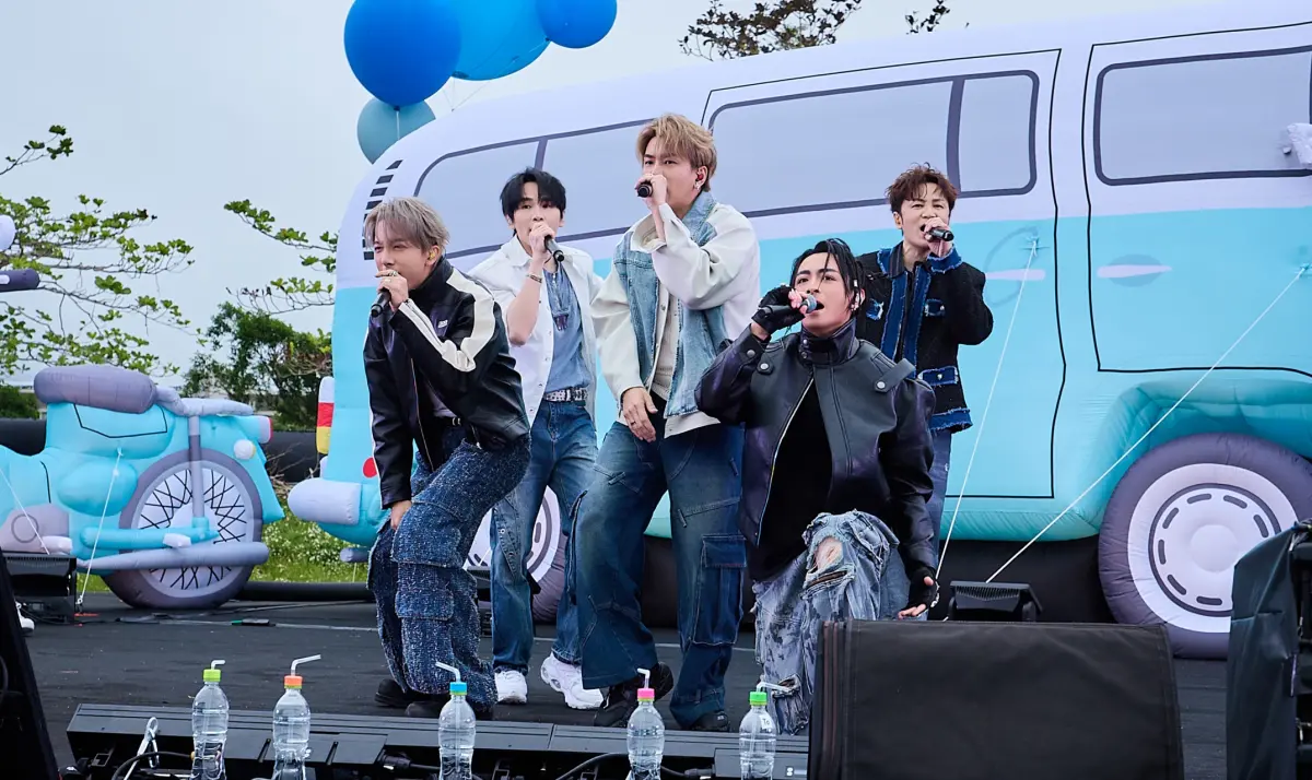 ▲Energy連2天參與「一路向東」演唱會，今天看到台下粉絲淋雨，他們直接衝下台0距離互動，還說：「我們下去給你們溫暖。」（圖／相信音樂提供）