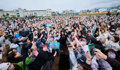 ▲《一路向東》讓玉里充滿人氣與人潮 Energy深入人群互動合照。（圖／相信音樂提供）