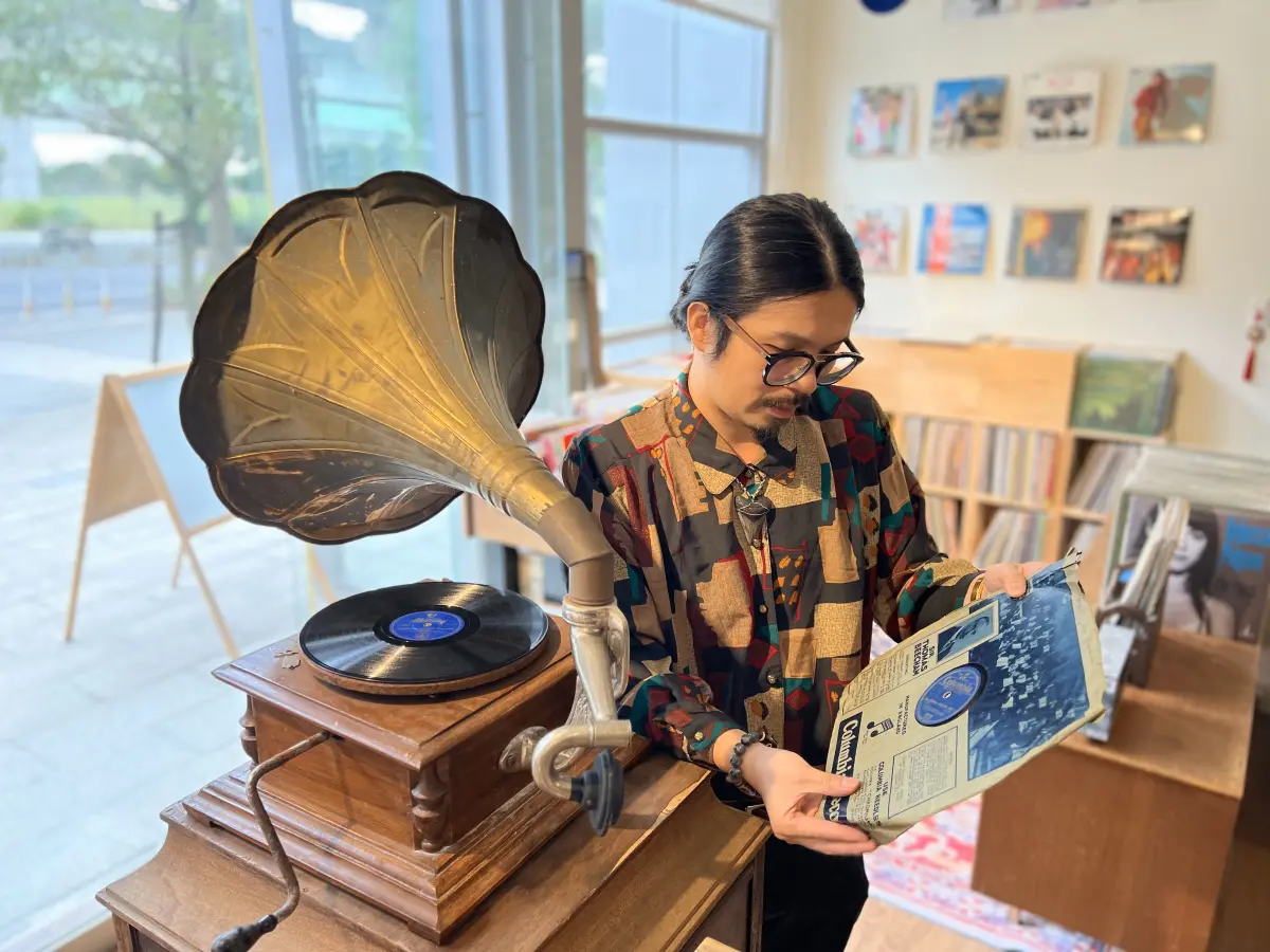 ▲2021年，在台港人Vincent決定關閉在香港經營4.5年的黑膠唱片店，把上千張唱片海運來台，繼續在台灣開店，實現夢想。（圖／記者徐敏娟攝）