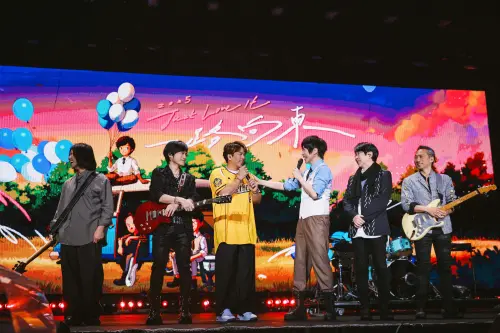 五月天「一路向東」再合體周思齊、告五人、與宇宙人。(圖/相信音樂提供) ▲五月天「一路向東」再合體周思齊、告五人、與宇宙人。(圖/相信音樂提供)
