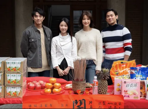 ▲初孟軒(左起)、邵雨薇、賴雅妍、亮哲一起合演《啵me之我的青春住了鬼》,大家都有準備保平安的小物。(圖/風暴國際股份有限公司提供) ▲初孟軒(左起)、邵雨薇、賴雅妍、亮哲一起合演《啵me之我的青春住了鬼》,大家都有準備保平安的小物。(圖/風暴國際股份有限公司提供)