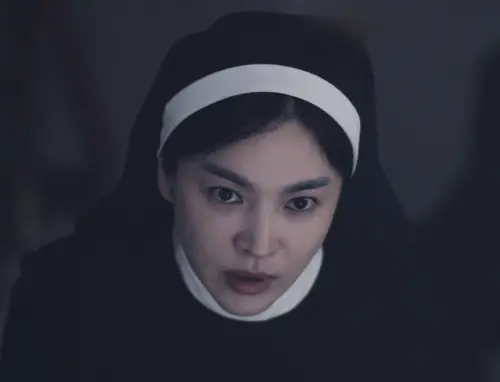 ▲《黑祭司2:闇黑修女》中宋慧喬有背頌經文、驅魔的驚人演出。(圖/摘自IMDb) ▲《黑祭司2:闇黑修女》中宋慧喬有背頌經文、驅魔的驚人演出。(圖/摘自IMDb)
