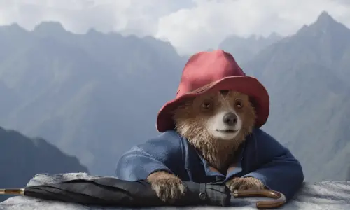 ▲可愛的小熊柏靈頓在《柏靈頓：熊熊去秘魯》回到南美洲的家鄉，展開新的冒險。（圖／摘自IMDb）