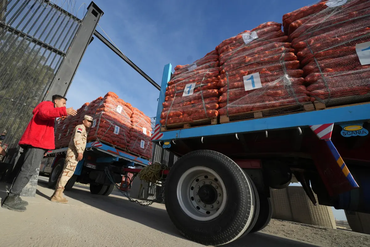 ▲載有人道援助物資的卡車在埃及與加薩走廊之間的拉法邊境關卡排成長隊。（圖／美聯社／達志影像）