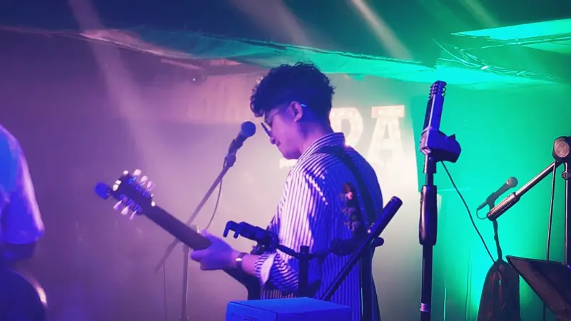 ▲總務處長廖炯志在當公務員之外，有另一個身份是搖滾歌手。（圖／廖炯志提供）