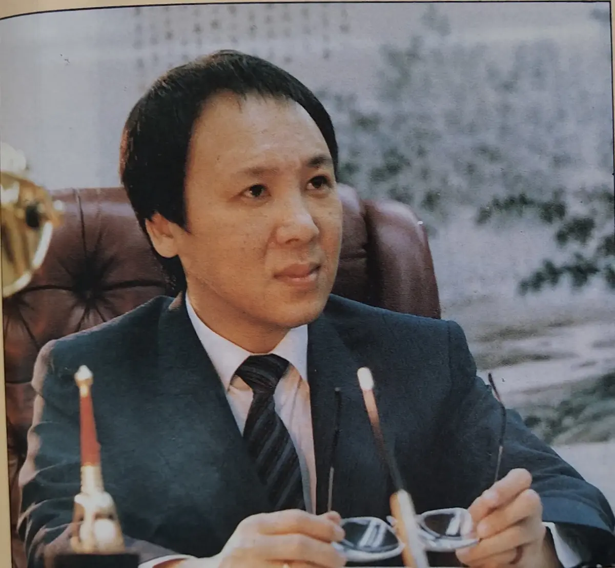 ▲1981年，由沈長聲等人創立的鴻源集團，利用高額利息吸引投資。2022年傳出沈長聲在中國廈門猝逝。（圖／翻攝《鴻源》雜誌。）