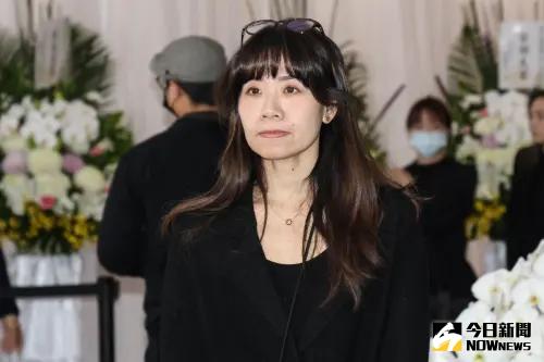 謝世謙家屬、女兒旺福樂團的貝斯手「推機(Twiggy)」謝謹如也向哀悼者致謝。 ▲謝世謙女兒旺福樂團的貝斯手「推機(Twiggy)」謝謹如也向哀悼者致謝。(圖/記者朱永強攝)