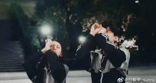 ▲白敬亭（右）從高中就暗戀章若楠（左），不過這段戀情在當時未能修成正果，反而是兩人25歲重逢後才成為情侶。（圖／白藝亭_sunny 微博）