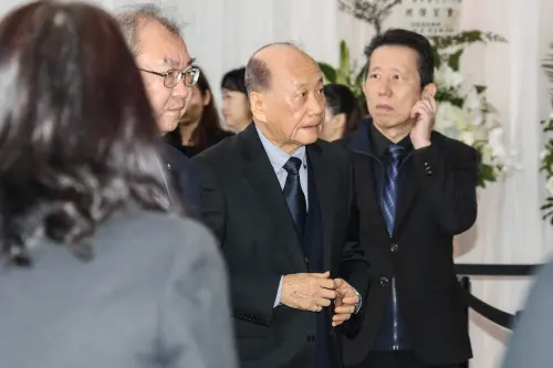 今上午桃園市機師職業工會理事長李信燕、華航前董事長張家祝、交通部長陳世凱等人都前來致意。 ▲今上午華航前董事長張家祝前來致意。(圖/記者朱永強攝)