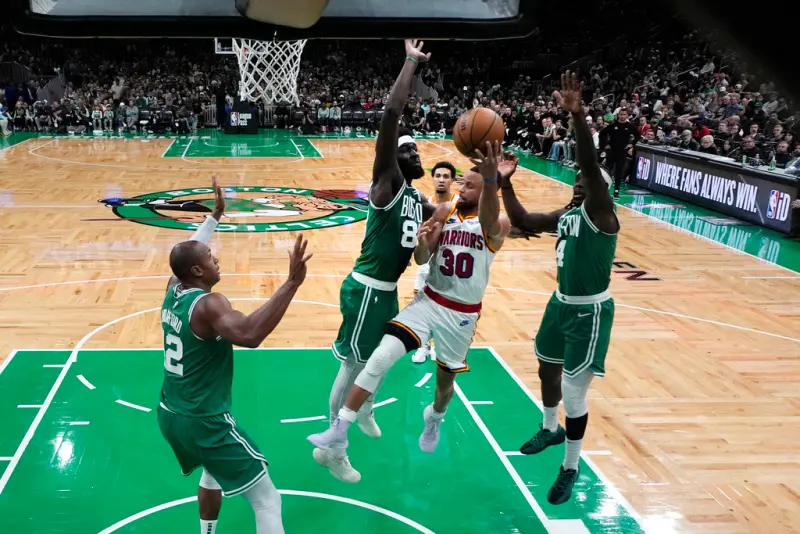 ▲NBA美國職籃2024-25例行賽台灣時間1月21日賽程，共有8場比賽進行，焦點之戰為金州勇士對上波士頓塞爾提克，勇士近期接連擊敗灰狼、巫師收下二連勝，整體狀態良好，但陣中大將Draymond Green確定缺席明日的比賽，Stephen Curry暫列出賽成疑，對於勇士而言無疑是一大打擊。（圖／美聯社／達志影像）