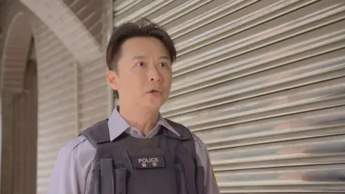 ▲何豪傑飾演警察，上演追逐戰不慎拉傷。（圖／民視提供）