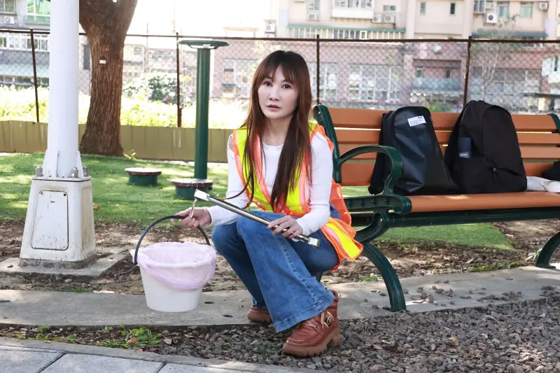 ▲王宥忻酒駕事件後認錯，參與社區公園清潔，撿拾狗便，認為自己也犯錯，沒有辦法評論同樣酒駕但撞死人的邱軍。（圖／記者吳翊緁攝）