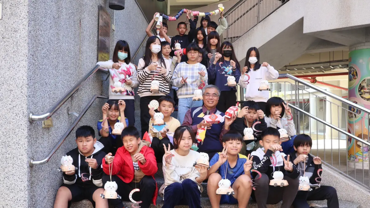 ▲高市府送給國小、幼兒園學童高雄燈會「吉伊卡哇」小提燈及「蛇來運轉」蛇年限定開運小紅包。（圖／高市府教育局提供）