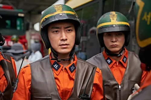 ▲《我的完美秘書》李浚赫（左）在《烈火救援》飾演消防員。（圖／車庫娛樂）