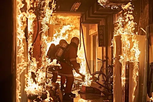 ▲▼《烈火救援》都是實際在真火裡拍攝。（圖／車庫娛樂、Naver電影）