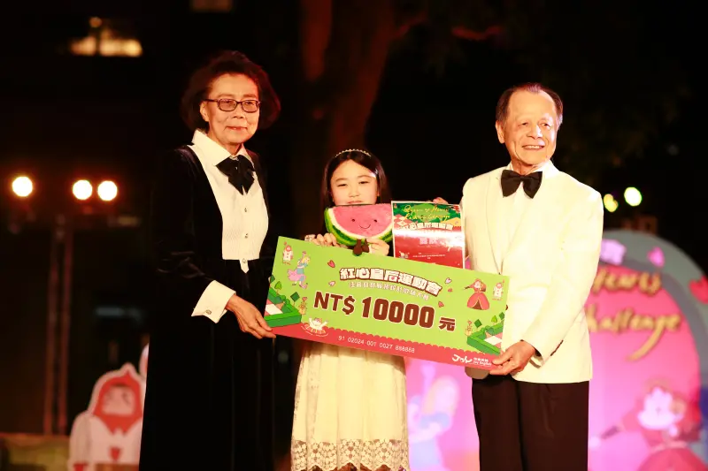 ▲頒獎典禮座無虛席，佳音英語創辦人 陳平三董事長和 黃玉珮博士、臺北市政府 林奕華副市長也都到場共襄盛舉（圖／佳音英語提供）