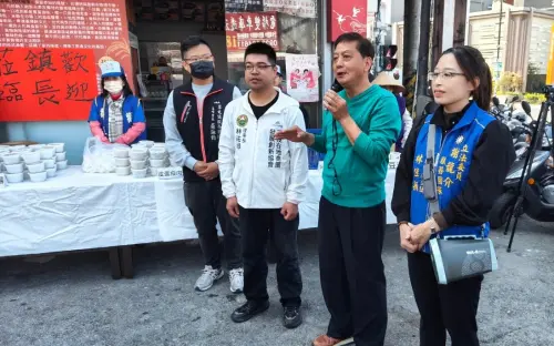 ▲簡賜勝到現場感謝商家和選民。（圖／簡賜勝競總提供，2025.01.20）