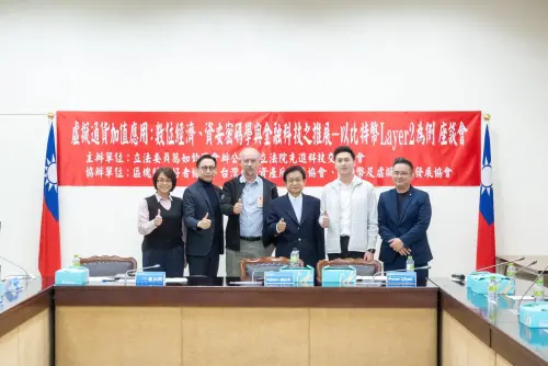 ▲比特幣教父 Dr. Adam Back 蒞臨立法院時，廖偉翔（右二）也在現場。（圖／翻攝自葛如鈞臉書）