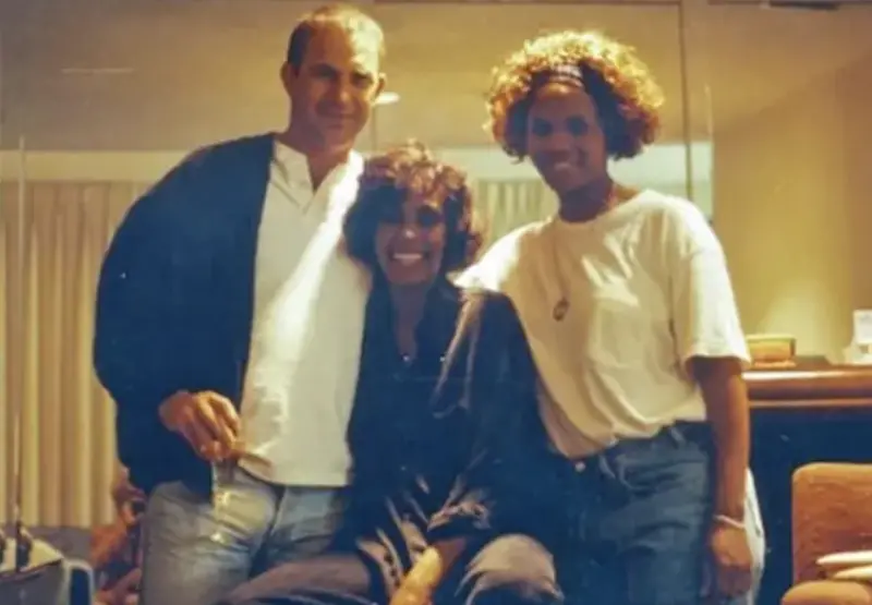 ▲凱文柯斯納（左）曾與惠妮休斯頓（中）合演電影《終極保鑣》，在全球狂賣，至今還讓影迷懷念不已。凱文日前過70歲生日，發布了和惠妮昔日合照，令粉絲感動到快掉眼淚。（圖／摘自IG）