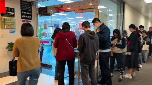 ▲銀行換新鈔建議避開「銀行剛開門」、「上班族午休時間」和「下午3點半至結束營業前」等三大時段。（圖／記者鄭妤安攝影）