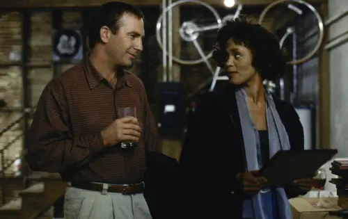 ▲《終極保鑣》描述凱文柯斯納(左)飾演的保鑣與惠妮休斯頓扮演的天后巨星,因朝夕相處產生感情,卻面臨有人想威脅她生命安全的危機,懸疑又浪漫,讓全球觀眾看得著迷。(圖/摘自IG) ▲《終極保鑣》描述凱文柯斯納(左)飾演的保鑣與惠妮休斯頓扮演的天后巨星,因朝夕相處產生感情,卻面臨有人想威脅她生命安全的危機,懸疑又浪漫,讓全球觀眾看得著迷。(圖/摘自IG)