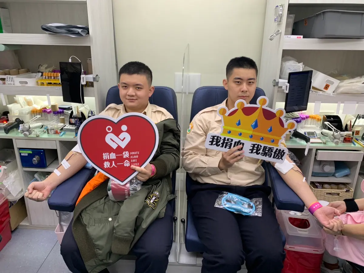 ▲中市替代役男在春節前夕挽袖捐血，為血庫注入暖流(圖／民政局提供2025.1.20)