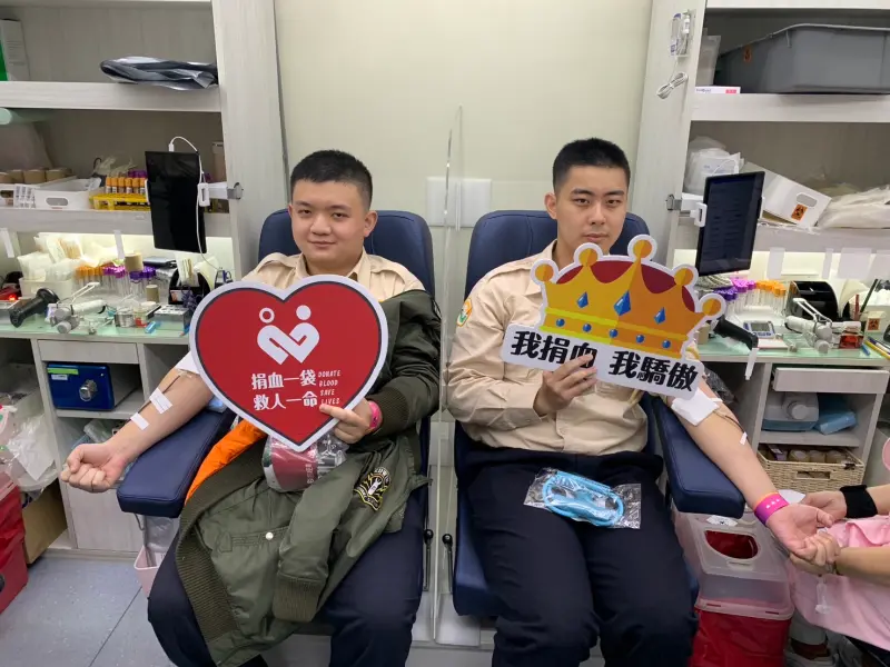 ▲中市替代役男在春節前夕挽袖捐血，為血庫注入暖流(圖／民政局提供2025.1.20)