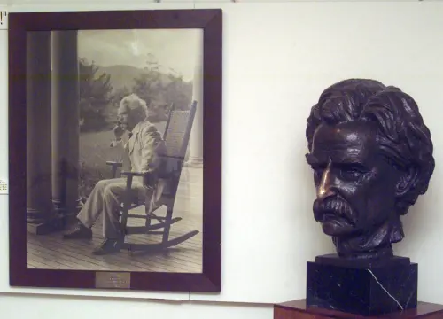 ▲馬可吐溫博物館中收藏有他的個人照與雕像。（圖／美聯社／達志影像）