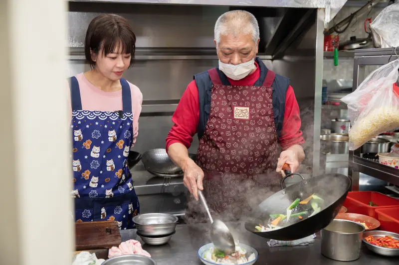▲江怡臻與師傅示範「三色花枝」，大火熱炒後，幾分鐘就能美味上桌。（圖／江怡臻提供）