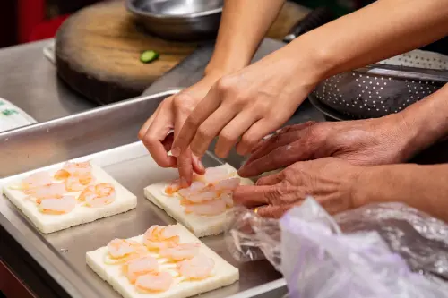 ▲江怡臻說，炸蝦仁三明治非常飽足，適合當點心也能當年菜。（圖／江怡臻提供）