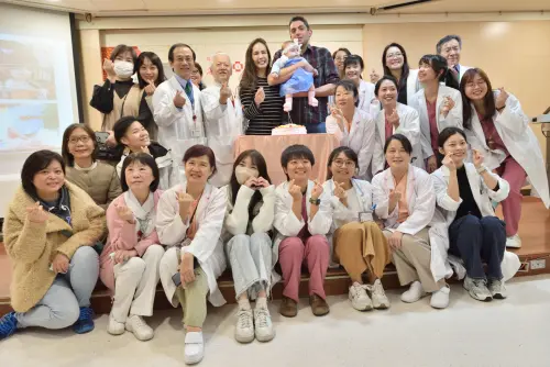 ▲拉拉一家人與照顧拉拉10個月的馬醫療團隊開心合影。(圖/馬偕醫院提供提供) ▲拉拉一家人與照顧拉拉10個月的馬醫療團隊開心合影。(圖/馬偕醫院提供提供)