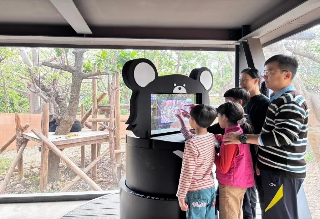 ▲遊客透過透明螢幕操作對準黑熊，系統可即時偵測黑熊的姿態並呈現於螢幕上，不會因為黑熊「波比」躲起來，看不到而掃興。（圖／技術司提供）
