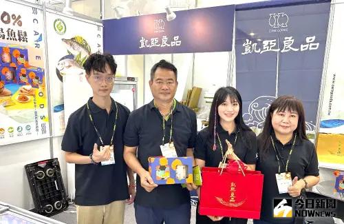 ▲高雄地區養殖業者推出春節高雄海味,歡迎消費者多加選購,喜迎蛇年的到來。(圖/記者黃守作攝) ▲高雄地區養殖業者推出春節高雄海味,歡迎消費者多加選購,喜迎蛇年的到來。(圖/記者黃守作攝)