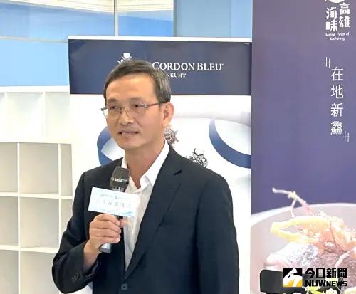 ▲高雄市政府海洋局局長黃登福歡迎國人春節採買年貨迎蛇年,選用高雄海味。(圖/記者黃守作攝) ▲高雄市政府海洋局局長黃登福歡迎國人春節採買年貨迎蛇年,選用高雄海味。(圖/記者黃守作攝)